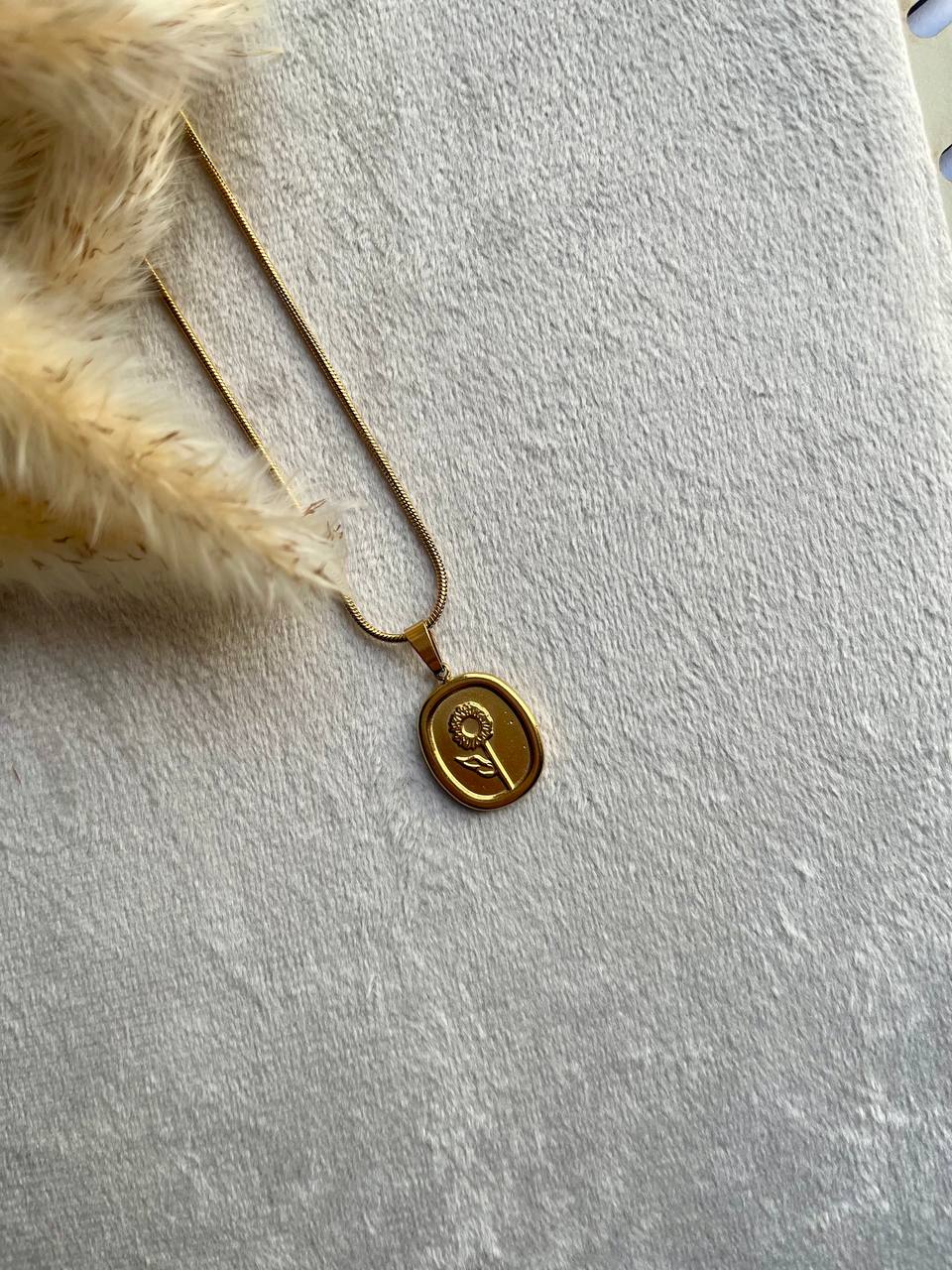 Oval Flower Necklace - Sola Accessories