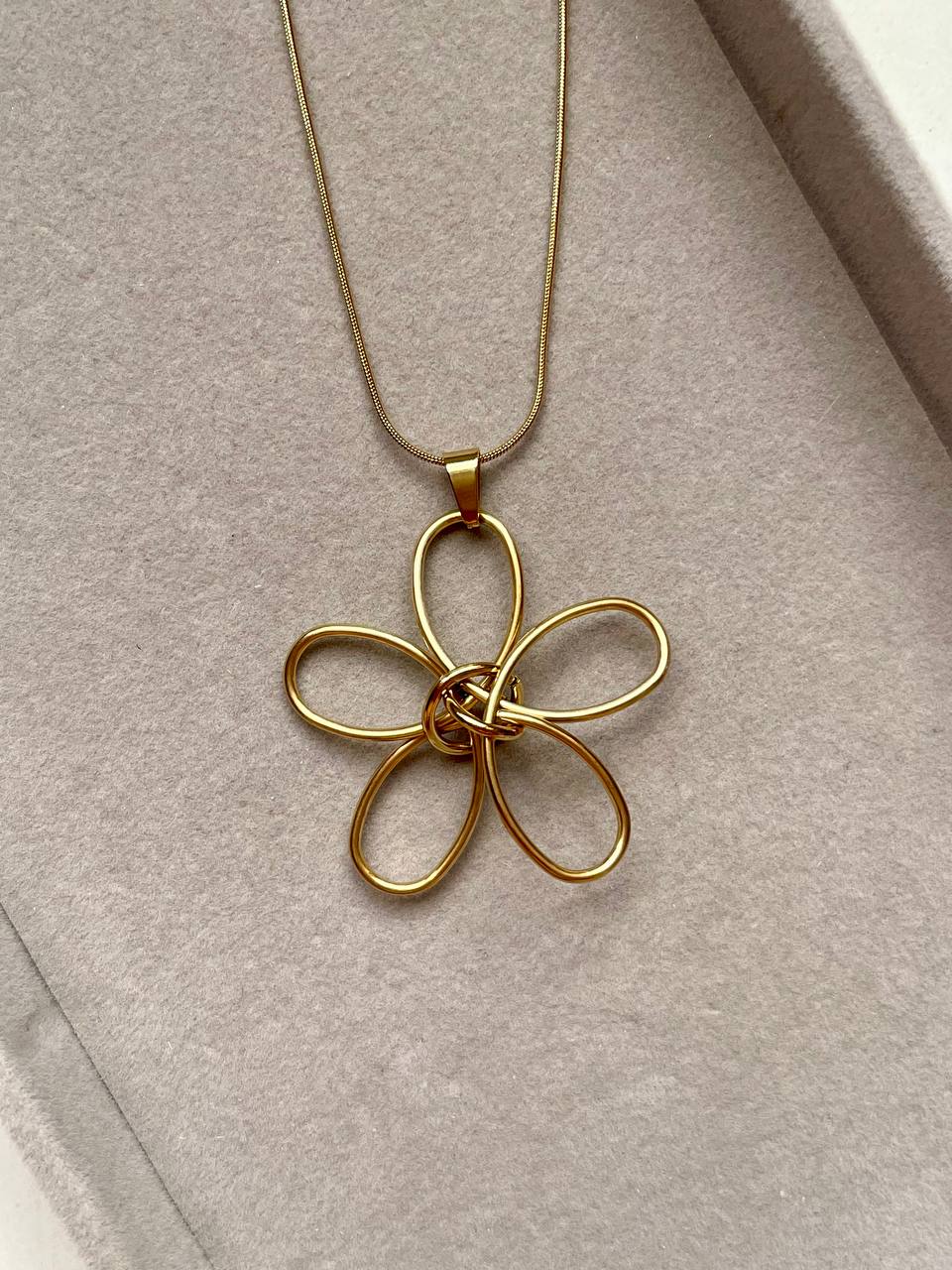 Minimal Flower Necklace