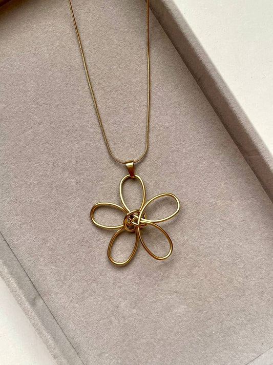 Minimal Flower Necklace