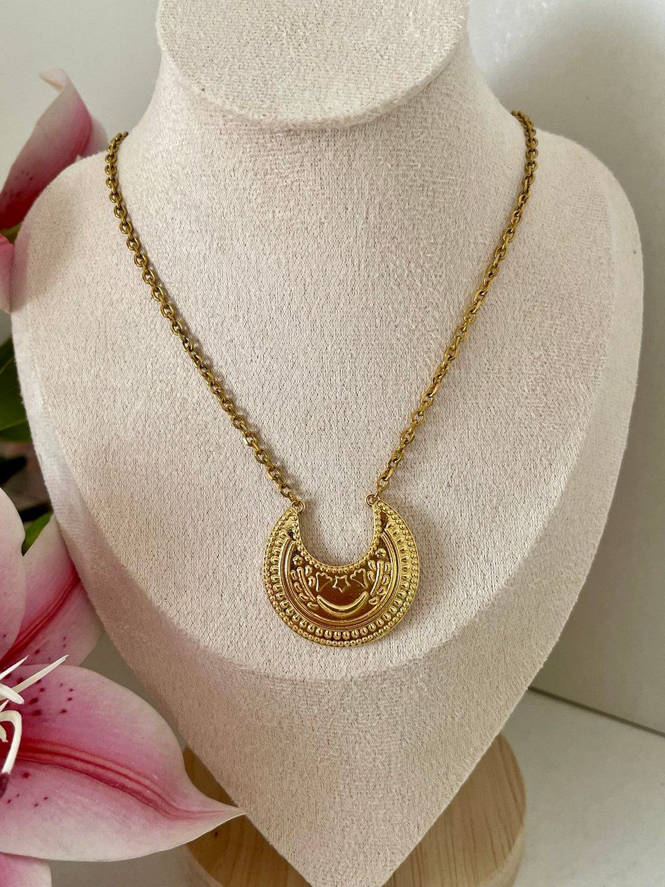 Vintage Arc Necklace